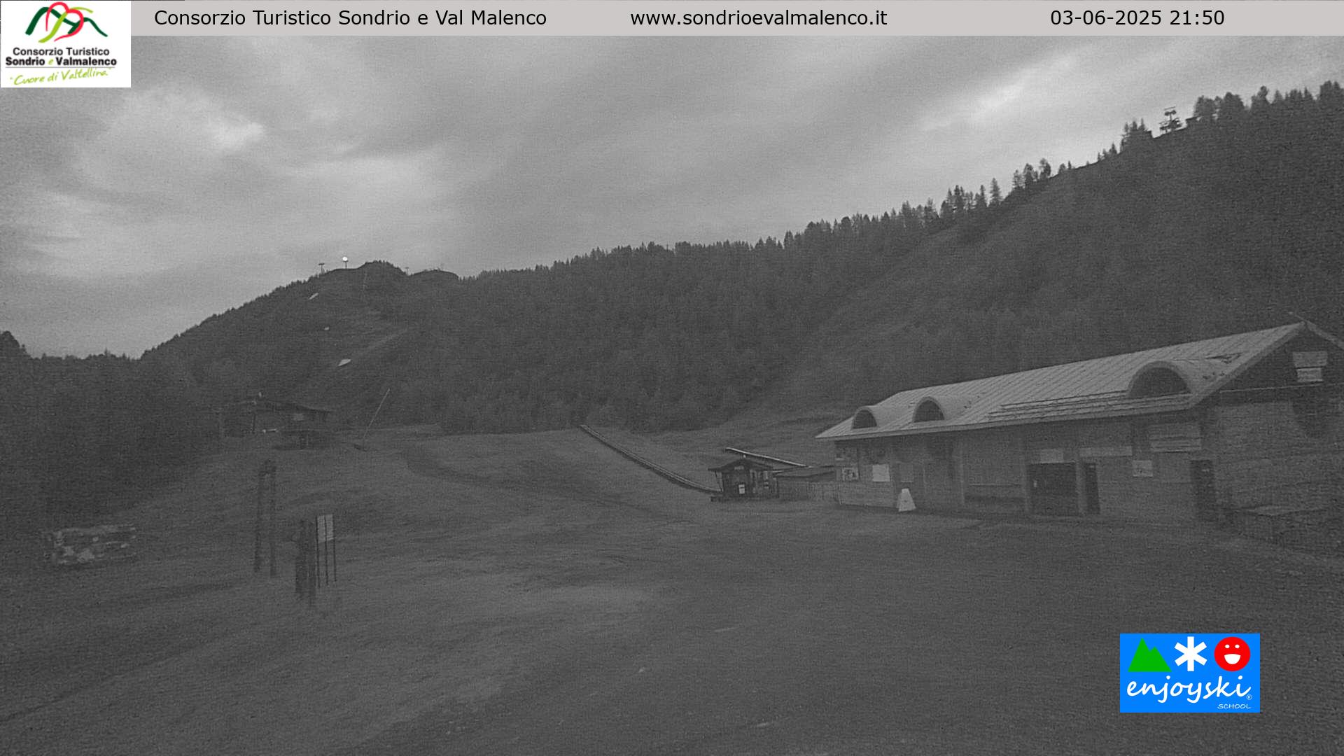 immagine della webcam nei dintorni di Val di Mello: webcam Chiesa in Valmalenco