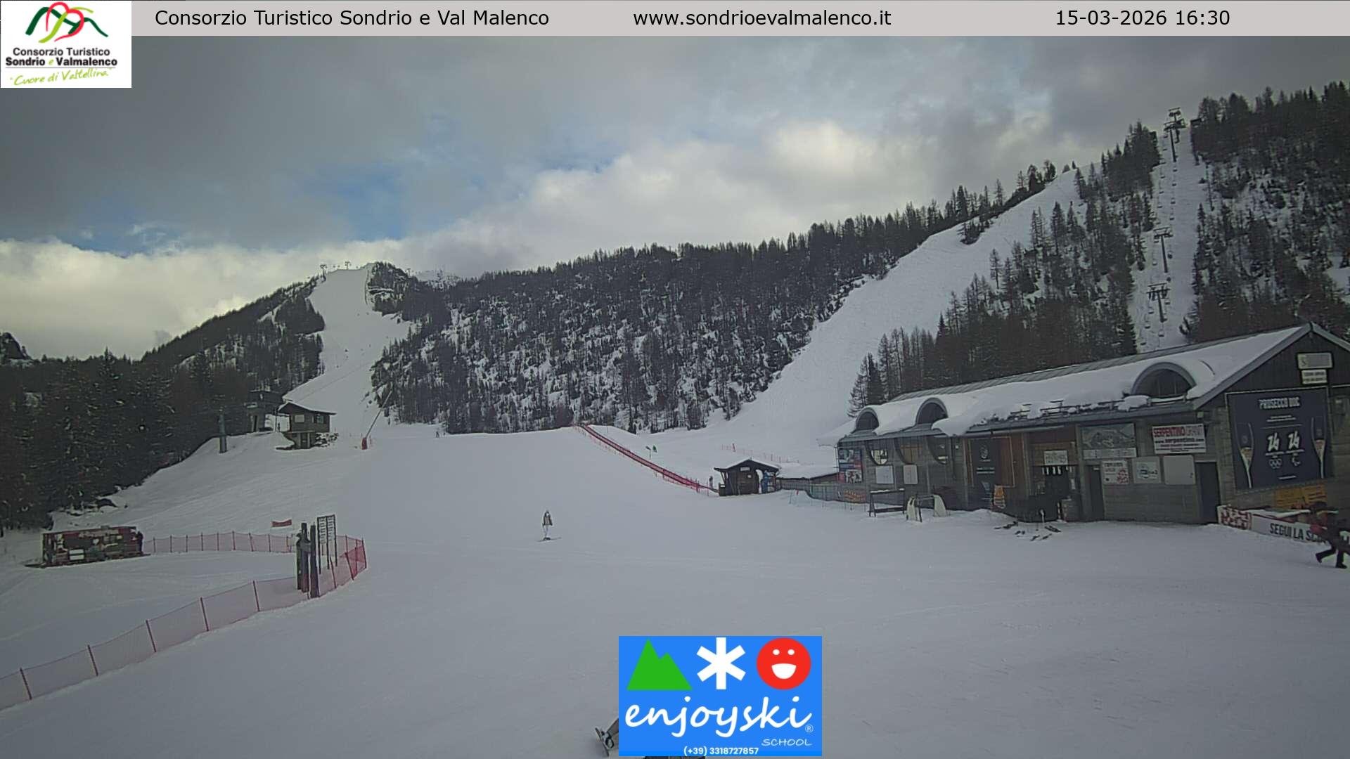 immagine della webcam nei dintorni di Piateda: webcam Chiesa in Valmalenco